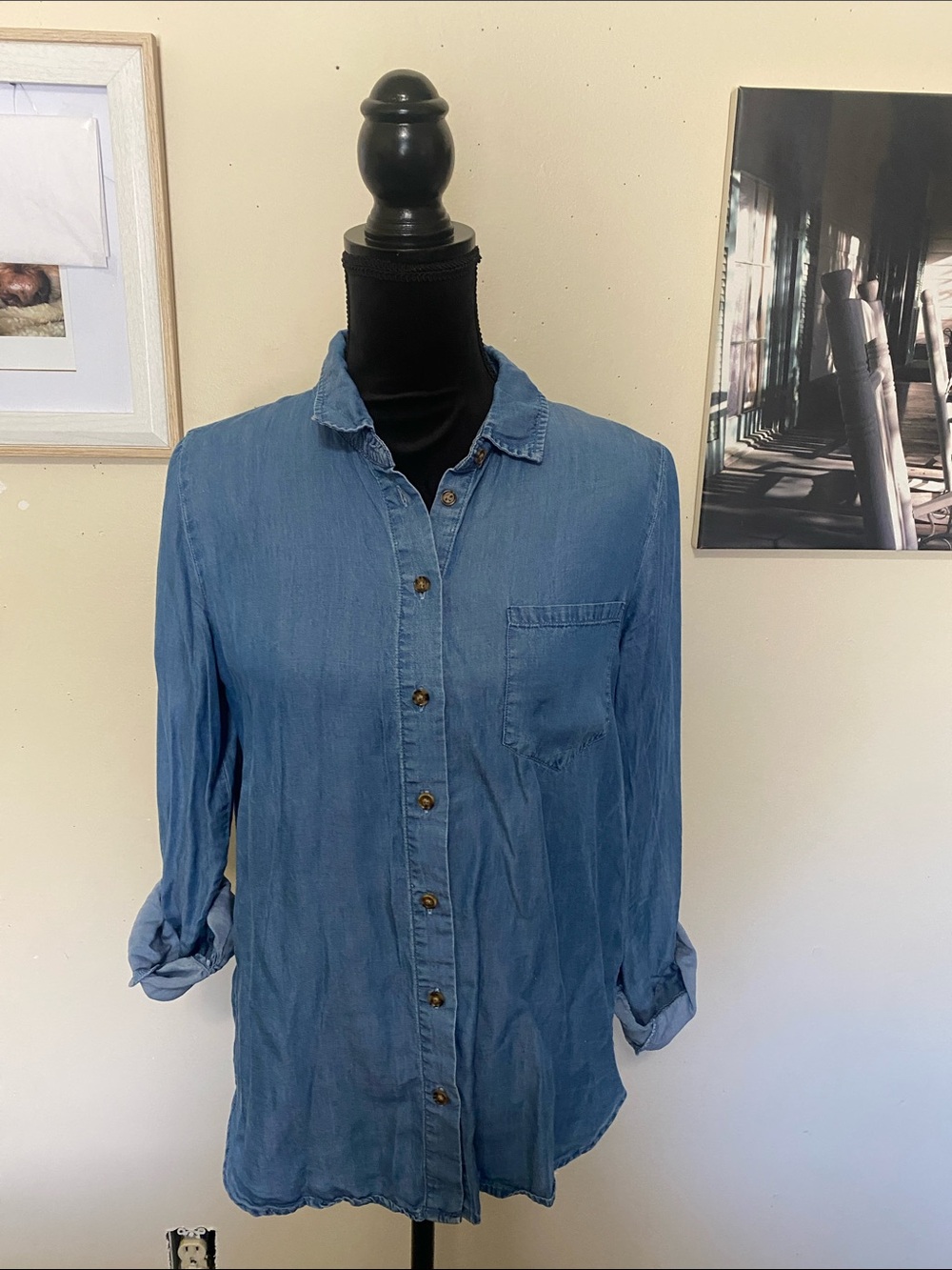 Forever 21 Women’s Blue Denim Button-Up Shirt Sz Med